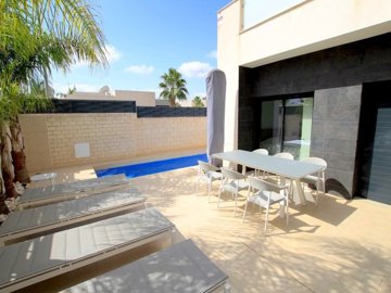 49727stunningsouthfacing3bedvillawithaheatedp