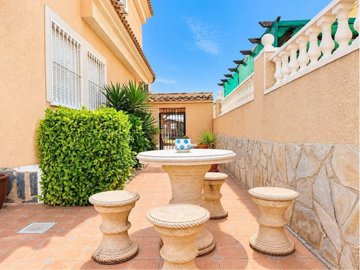 49738roomy4bedroomdetachedvillainlamarina0809