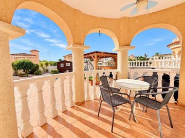 49738roomy4bedroomdetachedvillainlamarina0809