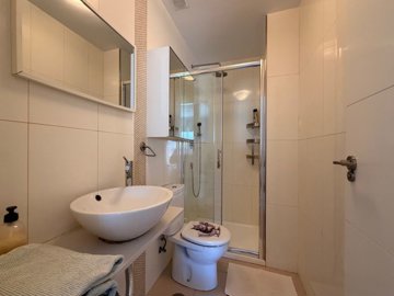 49749twobedroomtopfloorapartmentwithprivateso