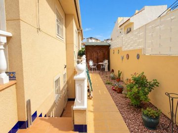 49784spaciousdetachedvillawithroomforaprivate