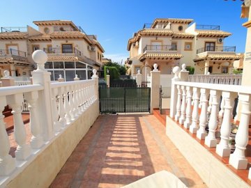 49781spacious2bedhomewithfantasticoutdoorspac
