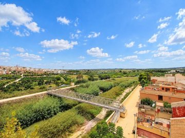 49780spacious3bedroomriversideapartmentwithse