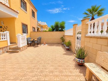 49786spacious3bedquadstylehomewithsunnyterrac