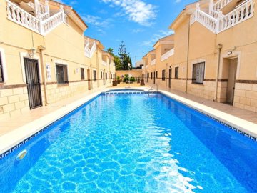 49789impressiveandspacioustownhousewithintern