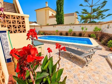 49819beautifuldetachedvillawithprivateswimmin