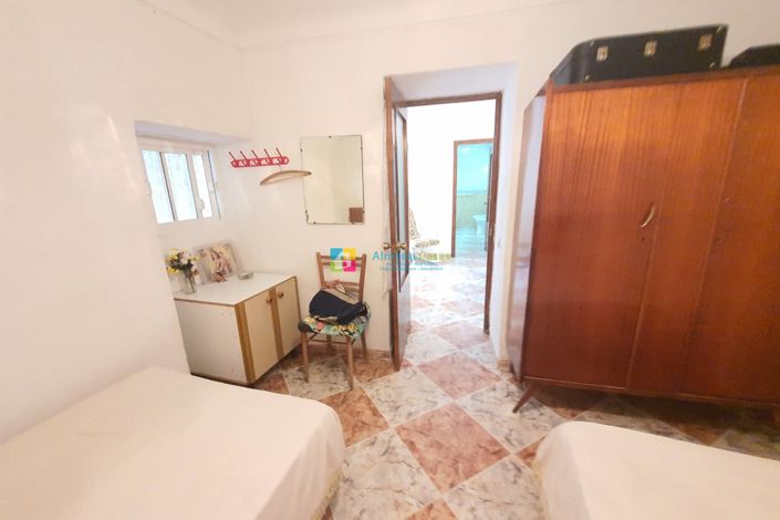 Image No.10-6 Bed Townhouse for sale