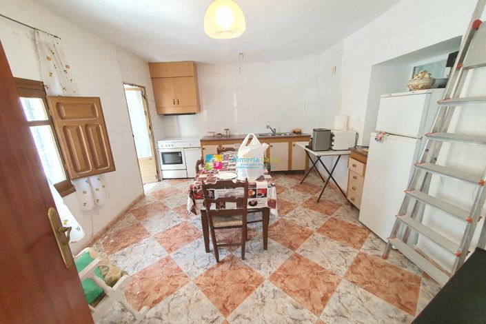 Image No.4-6 Bed Townhouse for sale