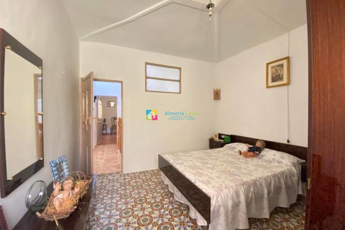 Image No.37-5 Bed Townhouse for sale