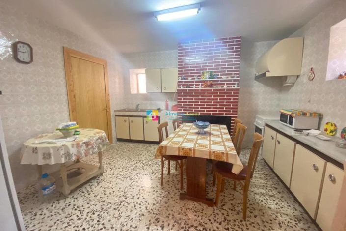 Image No.40-5 Bed Townhouse for sale