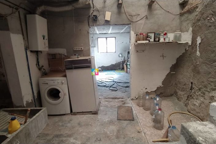 Image No.12-6 Bed Townhouse for sale