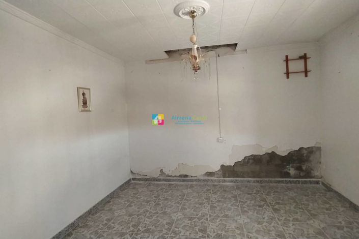 Image No.24-6 Bed Townhouse for sale