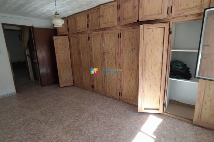 Image No.26-6 Bed Townhouse for sale