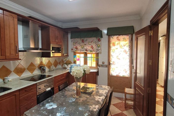 Image No.16-5 Bed Townhouse for sale