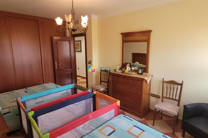 Image No.28-5 Bed Townhouse for sale