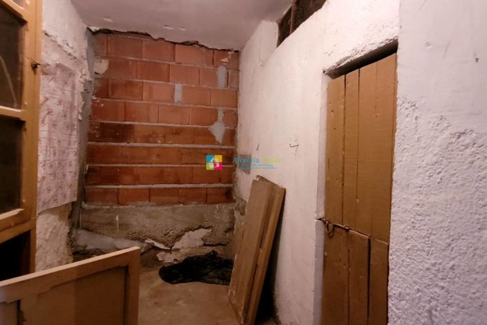 Image No.20-7 Bed Townhouse for sale