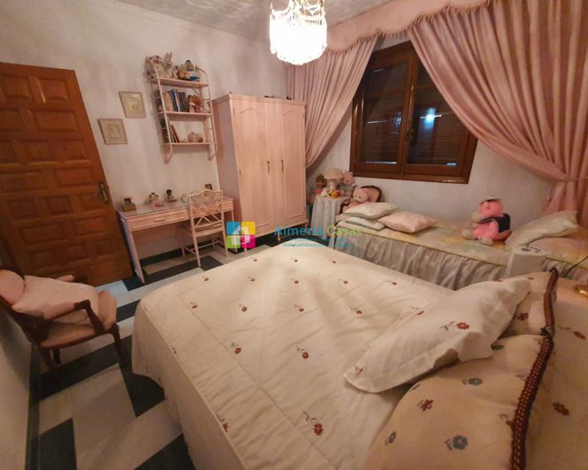 Image No.16-4 Bed Townhouse for sale