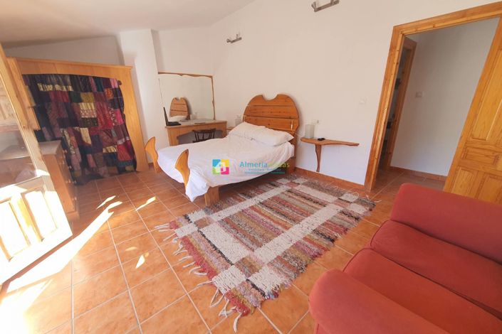 Image No.19-3 Bed Townhouse for sale