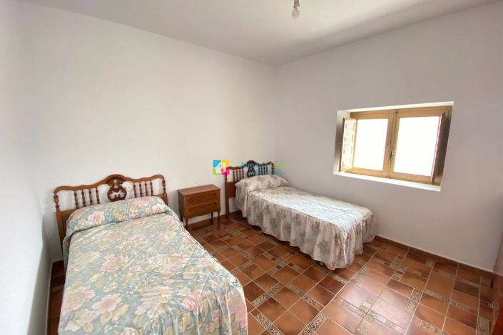 Image No.10-4 Bed Country House for sale