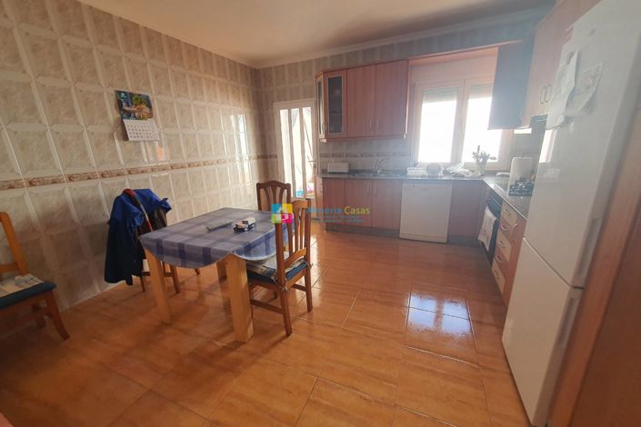 Image No.12-4 Bed Townhouse for sale