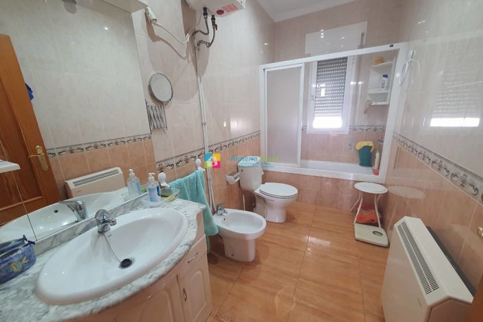 Image No.16-4 Bed Townhouse for sale