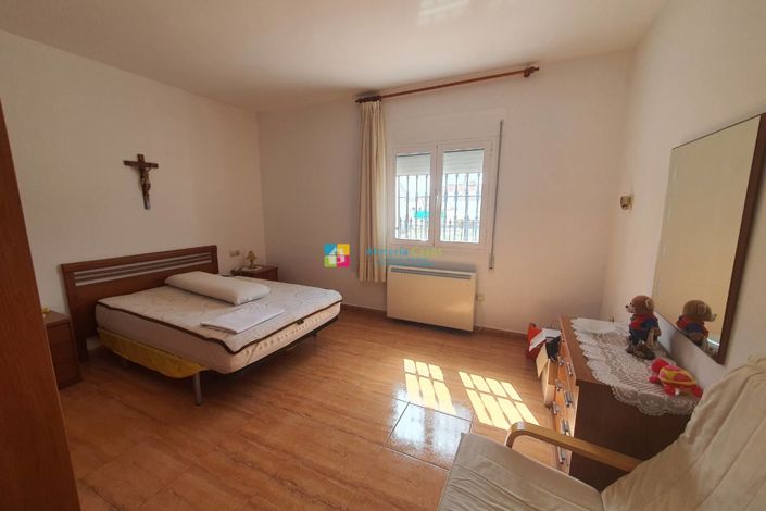 Image No.23-4 Bed Townhouse for sale