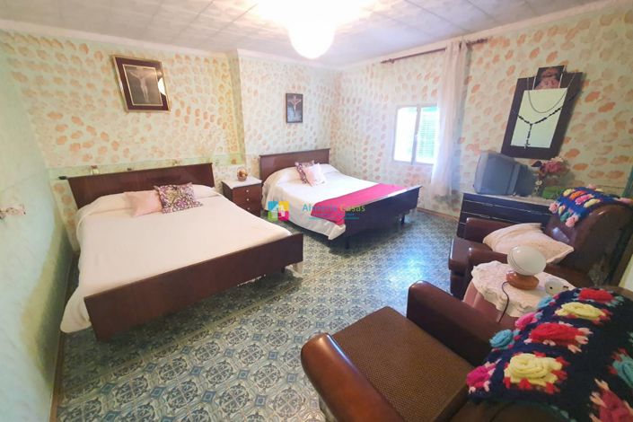 Image No.25-4 Bed Country House for sale