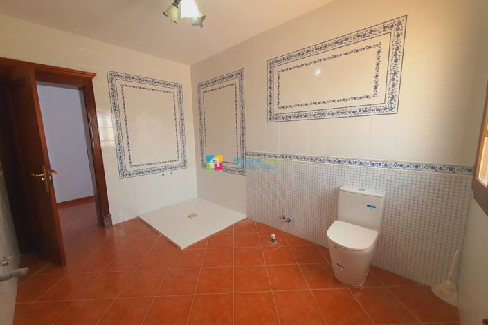 Image No.10-9 Bed Villa for sale