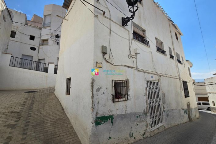 Image No.1-4 Bed Townhouse for sale