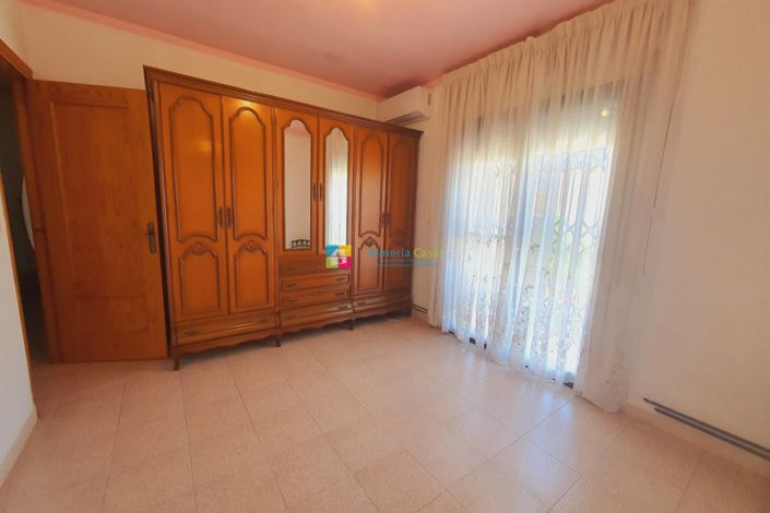 Image No.25-4 Bed Townhouse for sale