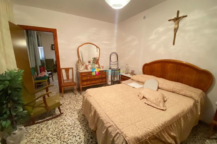 Image No.21-6 Bed Townhouse for sale