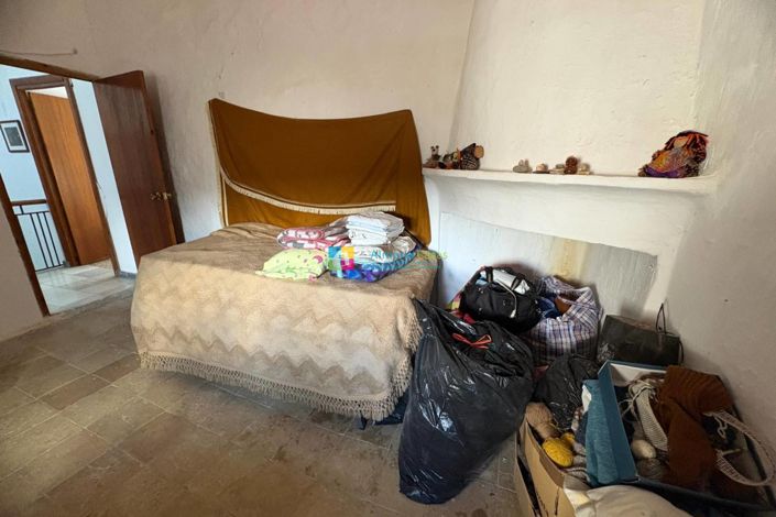 Image No.30-7 Bed Townhouse for sale