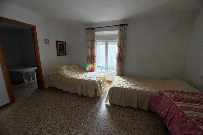 Image No.31-7 Bed Townhouse for sale