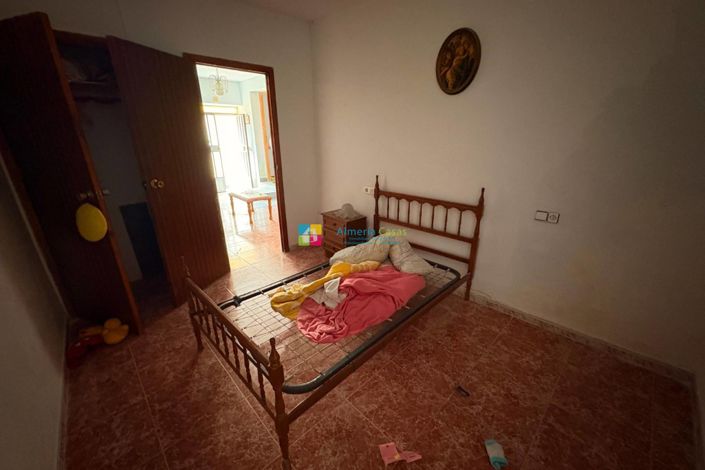 Image No.19-5 Bed Townhouse for sale