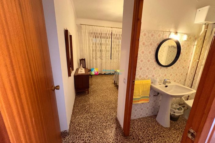 Image No.10-8 Bed Townhouse for sale