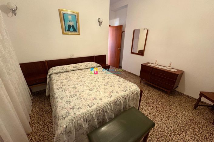 Image No.8-8 Bed Townhouse for sale