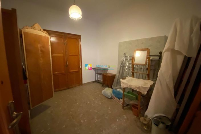 Image No.16-6 Bed Townhouse for sale