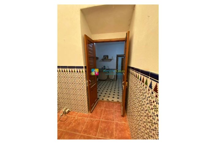 Image No.12-6 Bed Townhouse for sale