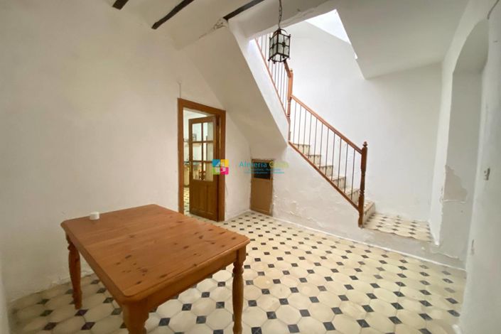 Image No.20-6 Bed Townhouse for sale