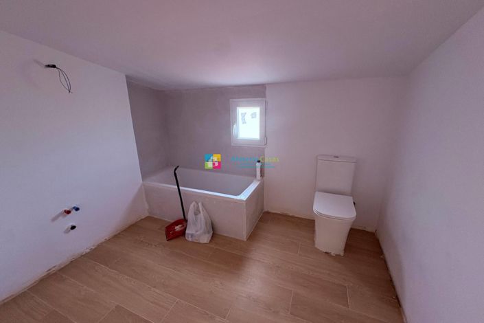 Image No.17-4 Bed Country House for sale