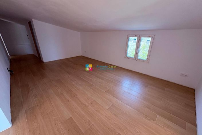 Image No.19-4 Bed Country House for sale