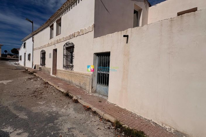 Image No.2-4 Bed Country House for sale