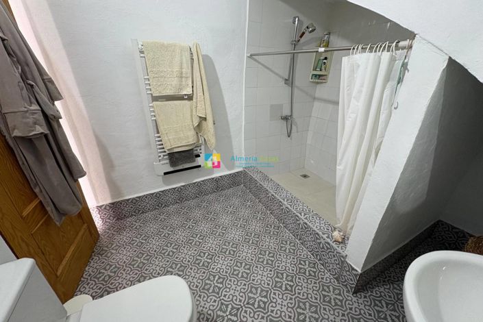 Image No.18-3 Bed Country House for sale