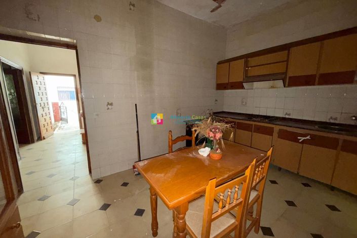 Image No.12-4 Bed Townhouse for sale