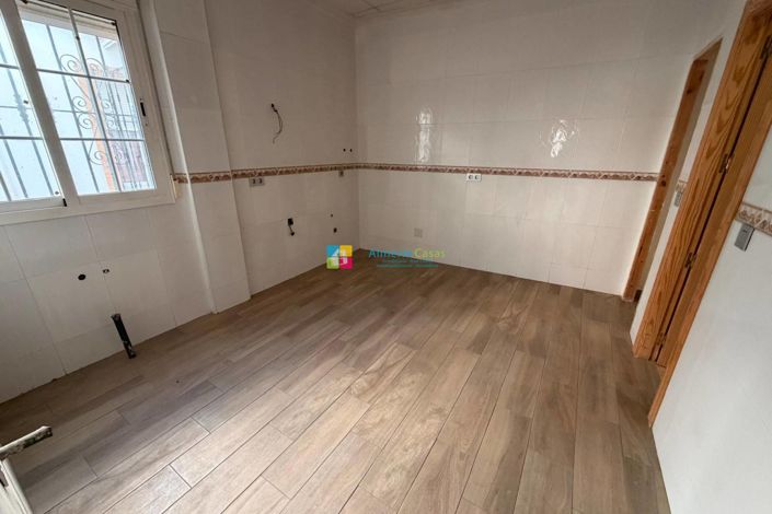 Image No.15-2 Bed Townhouse for sale