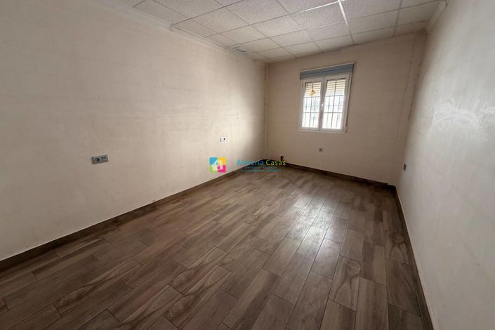 Image No.9-2 Bed Townhouse for sale