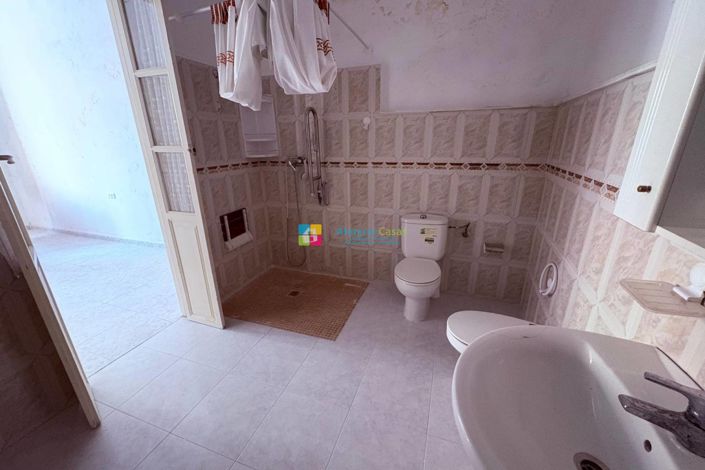 Image No.10-6 Bed Townhouse for sale