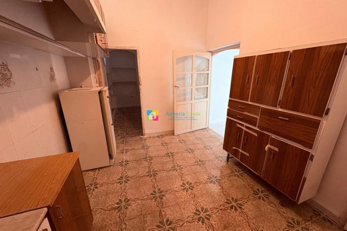 Image No.12-6 Bed Townhouse for sale