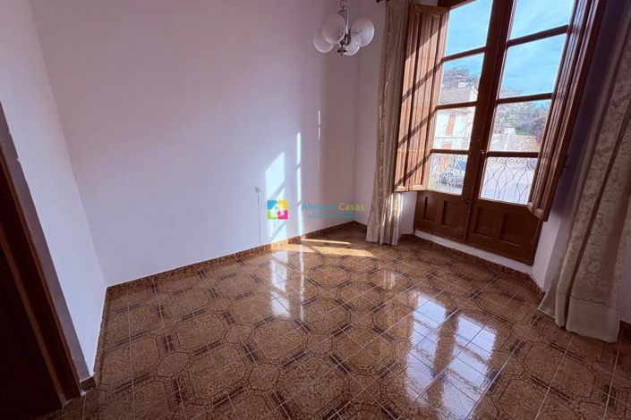 Image No.17-6 Bed Townhouse for sale