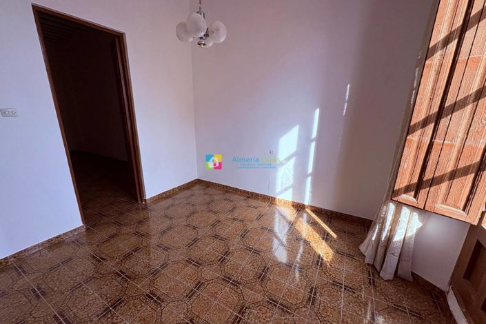 Image No.18-6 Bed Townhouse for sale